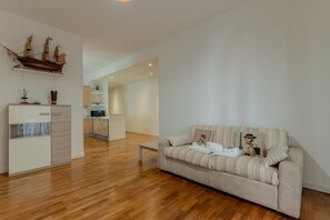 Living area - GuestHost - Cozy 90 sq m apartment, able to accommodate up to 6 people, located on the 1st floor of a building with an elevator (there are STEPS to access it). The apartment is located in the Migliarina district, a well-served and quiet residential area, (La Spezia)