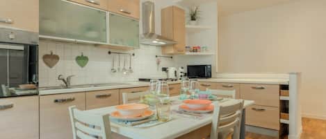 Een koelkast, een microgolfoven, een vaatwasser, een broodrooster