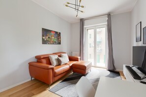 Living area - GuestHost - Comfortable 65m2 apartment that can accommodate up to 2 people on the first floor of a building with lift 300m from Cimiano's green M2 metro. A short distance away is the San Raffaele hospital and the Martesana canal which flows through the r (Milano)