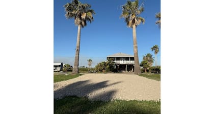 Private RV Pad w/fishing access close to beach!