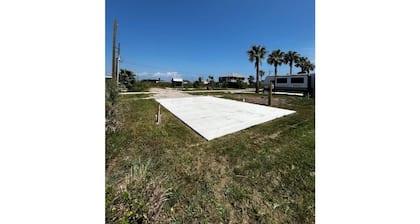 Huge RV Campsite less than a mile from the beach!
