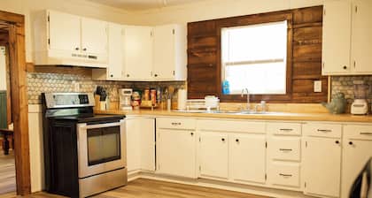 Family Fun 3-bedroom House in Chesterhill with Free WiFi & AC