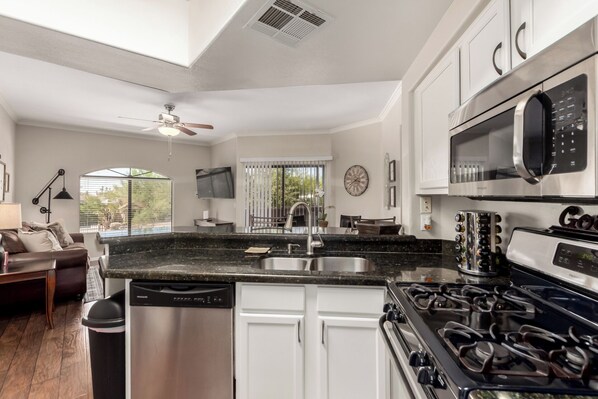 冷蔵庫、電子レンジ、オーブン、コンロ