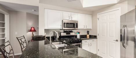 Réfrigérateur, four à micro-ondes, un four, surface de cuisson