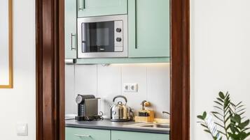 Refrigerador, microondas, horno y cafetera y tetera