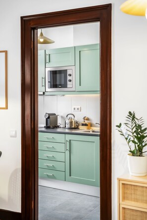 Kjøleskap, mikrobølgeovn, ovn og kaffetrakter/tekoker