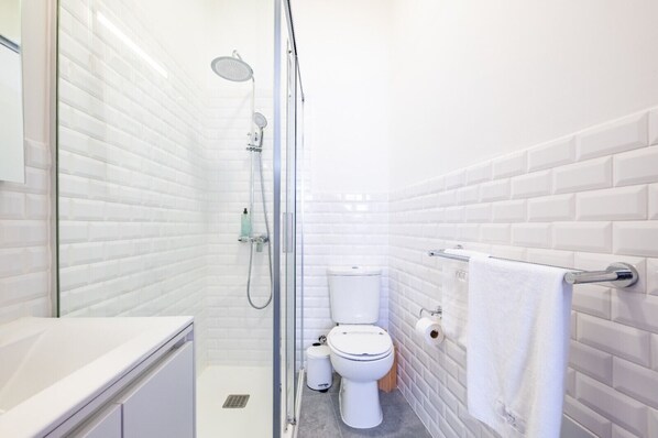 Shower, towels