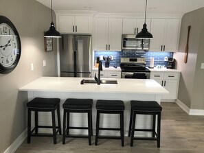 Refrigerador, microondas, horno, placa de cocina