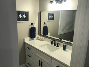 Secador de pelo, toallas