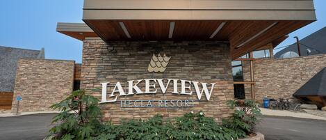 Un bâtiment sur lequel on peut lire l’inscription suivante : « LAKEVIEW HECLA RESORT ».