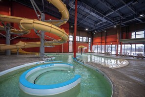 2 piscinas techadas, una piscina al aire libre