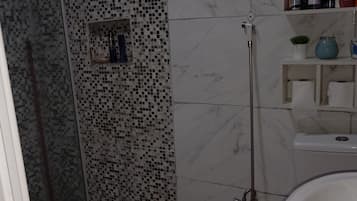Secador de cabelo, bidê, toalhas de banho, sabonete
