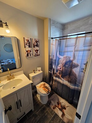 Shower, hair dryer, towels, soap - Cozy Updated Apartment Walking Distance to Downtown Fruita (Fruita)