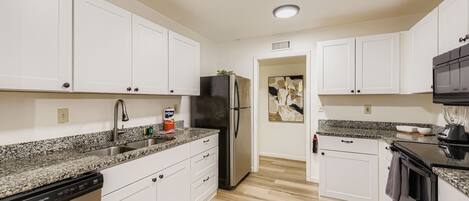 Réfrigérateur, micro-ondes, four, plaque de cuisson