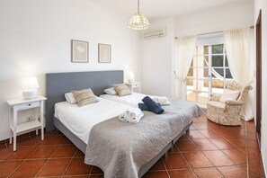 4 bedrooms, in-room safe, iron/ironing board, free WiFi - Casa Monte da Vinha, villa with private pool near the beaches and Carvoeiro (Lagoa)