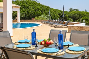 Outdoor dining - Casa Monte da Vinha, villa with private pool near the beaches and Carvoeiro (Lagoa)