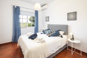 4 chambres, coffres-forts dans les chambres, fer et planche à repasser