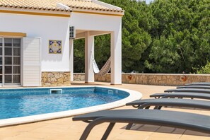 Pool - Casa Monte da Vinha, villa with private pool near the beaches and Carvoeiro (Lagoa)