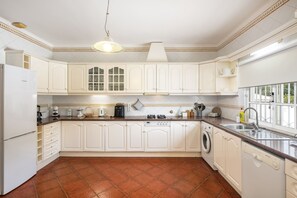 Réfrigérateur, four à micro-ondes, un four, lave-vaisselle