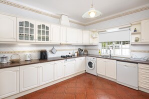 Réfrigérateur, four à micro-ondes, un four, lave-vaisselle