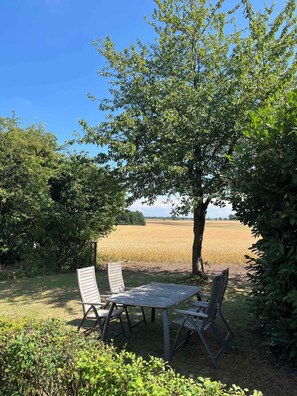 Outdoor dining - Charming house with beautiful views (Gedser)