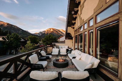 Sevenfold | Sleeps 20 | Luxe 7BR Retreat + Hot Tub