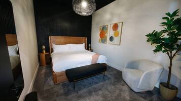 Tabla de planchar con plancha, wifi y ropa de cama