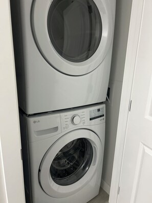 Interior - 
Cozy guest suite, walking trails (Calgary)