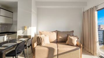 Basic-Apartment | Wohnbereich | 32-Zoll-Smart-TV mit Digitalempfang