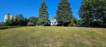 3-bedroom house, large private yard, great location in South Haven MI