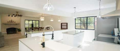 Refrigerador, microondas, horno, placa de cocina
