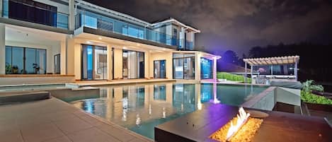 Een buitenzwembad en een verwarmd zwembad