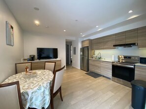 Four Ă micro-ondes, un four, surface de cuisson, lave-vaisselle