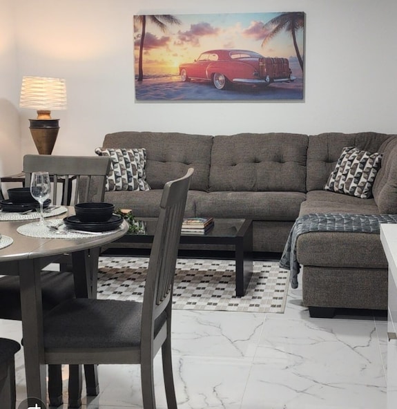 3br, 3 Bath House New Jacuzzi. Sleeps 11 - Miami, FL