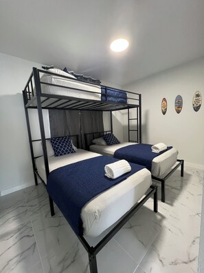 3 Schlafzimmer, Schreibtisch, Bügeleisen/Bügelbrett, Reisekinderbett