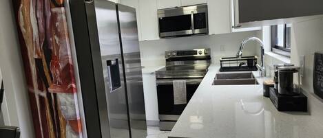 Een koelkast, een magnetron, een oven, een kookplaat