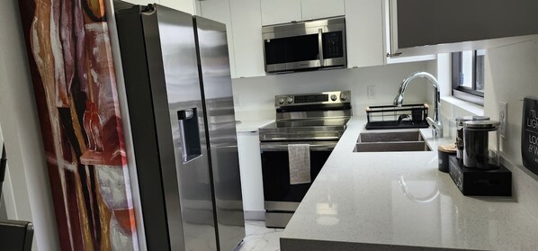 Kühlschrank, Mikrowelle, Ofen, Herdplatte