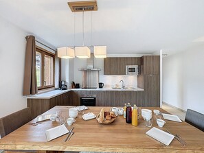 Jääkaappi, mikroaaltouuni, uuni, astianpesukone