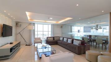 Apartamento básico | Área de estar | Smart TV 32 polegadas com canais digitais