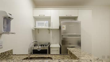 Basic Apartment | Private kitchen | Cookware/dishes/utensils