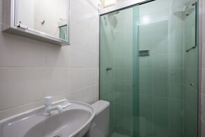 Basic Apartment | Bathroom | Shower