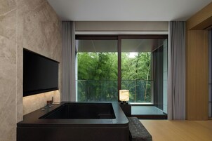 Cubrecamas y minibar con artículos gratuitos 