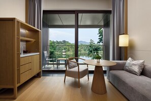 Room, 1 Queen Bed, Balcony, Lake View