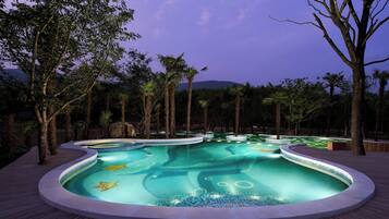 Una piscina al aire libre de temporada