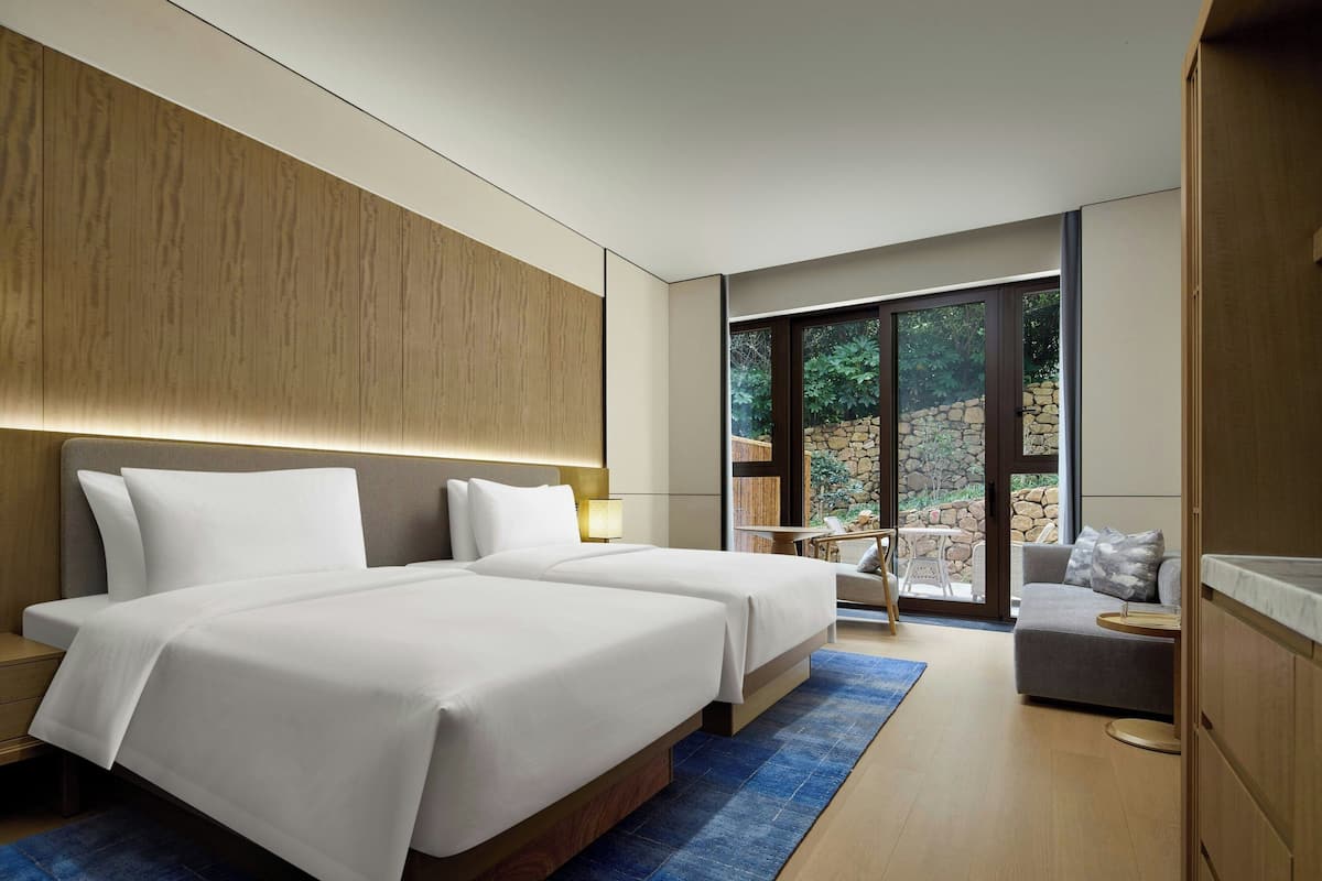 Phòng, nhiều giường, sân hiên, quang cảnh vườn | Chăn bông, minibar với thức uống miễn phí, két bảo mật tại phòng, bàn 