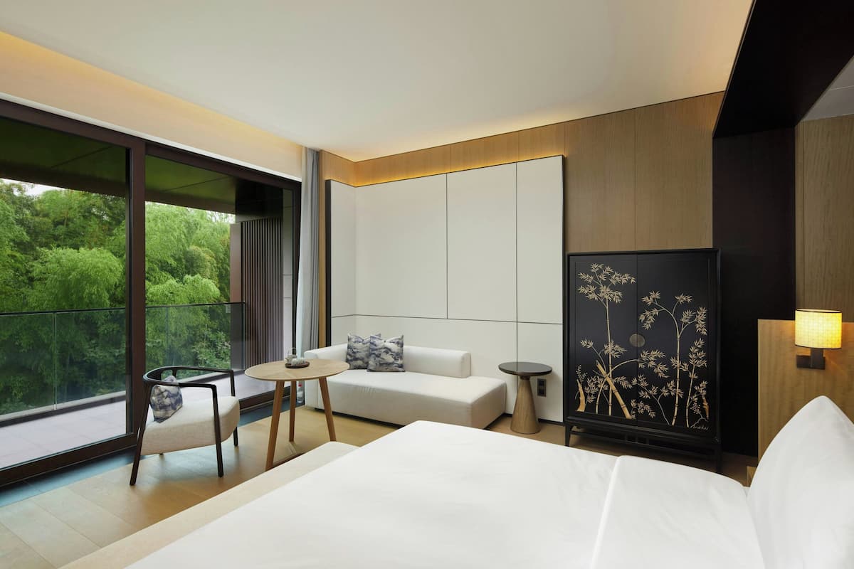 Phòng, 1 giường cỡ king | Chăn bông, minibar với thức uống miễn phí, két bảo mật tại phòng, bàn 