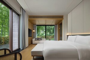 Cubrecamas y minibar con artículos gratuitos 