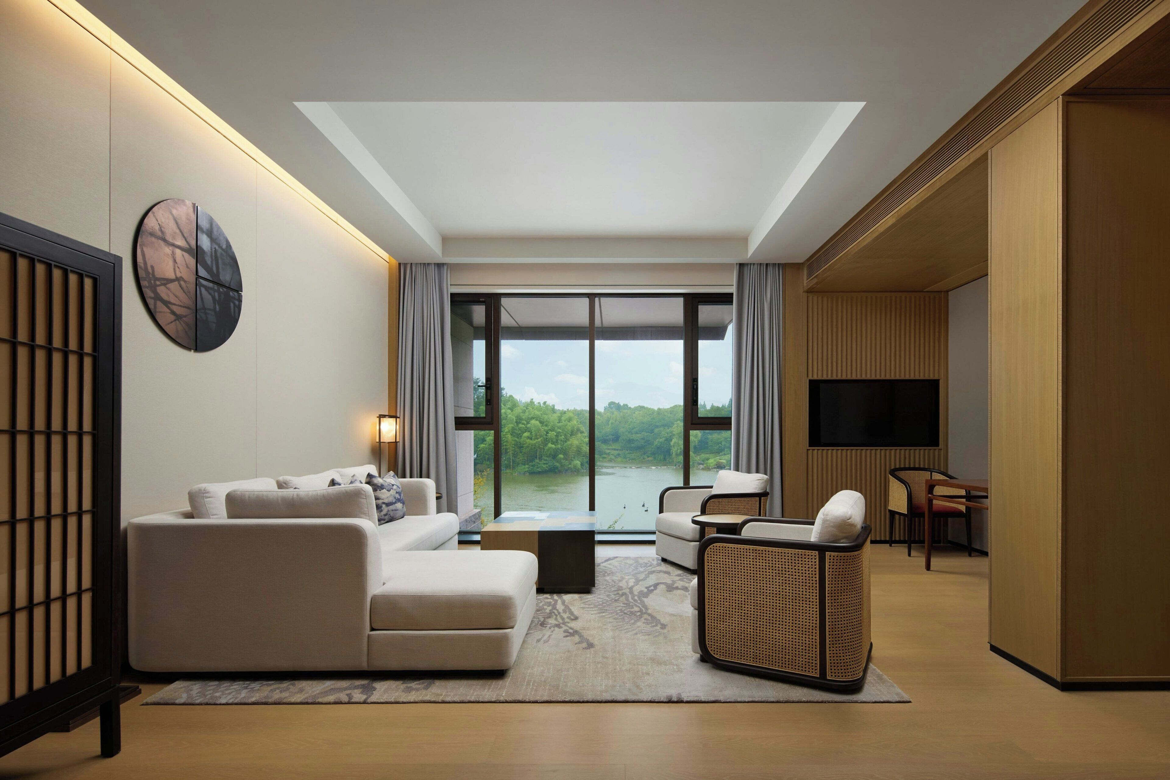 Suite, 1 King-Bett und Schlafsofa, Balkon, Seeblick | Hochwertige Bettwaren, Daunenbettdecken, kostenlose Minibar, Zimmersafe