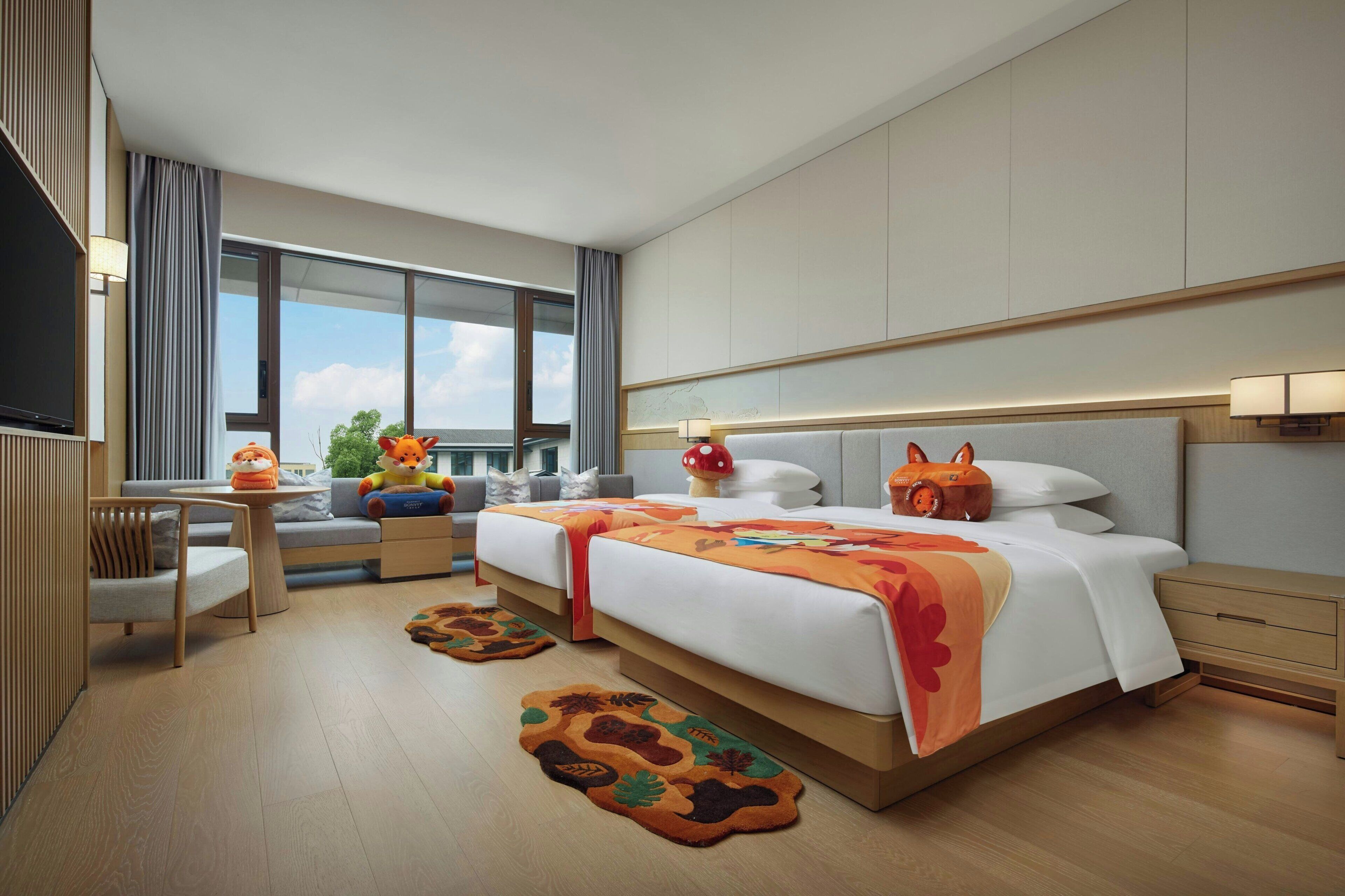 Ein modernes Hotelzimmer mit einem großen Bett, einem Schreibtisch und einer Couch.