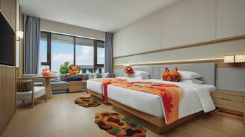 Ein modernes Hotelzimmer mit einem großen Bett, einem Schreibtisch und einer Couch.